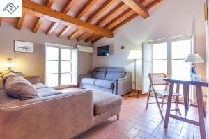 a living room with a couch and a table at Villa Nobile Oasi Lucca Appartamento Terrazza in Porcari