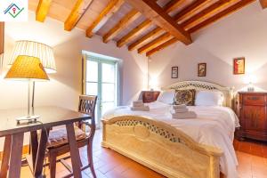 a bedroom with a bed and a table with a lamp at Villa Nobile Oasi Lucca Appartamento Terrazza in Porcari