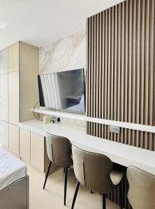 Μια τηλεόραση ή/και κέντρο ψυχαγωγίας στο Modern Condo Room with City View +7 φωτογραφίες