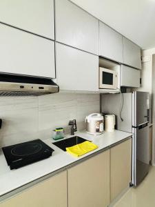 Η κουζίνα ή μικρή κουζίνα στο Modern Condo Room with City View