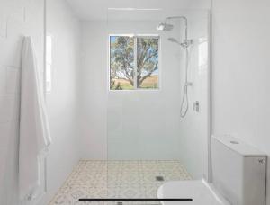 Baðherbergi á Cosy Farm stay minutes from heart of Mudgee