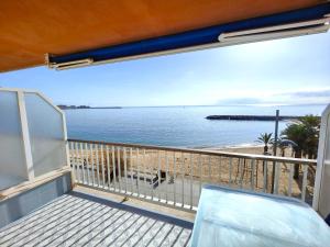 un balcón con vista al mar en Primera linea Sant Antoni Calonge, en Sant Antoni de Calonge