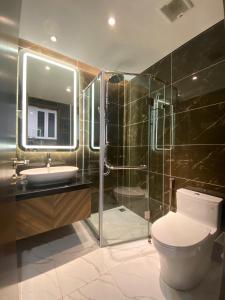 a bathroom with a toilet and a shower and a sink at Cozy Homestay Diamond Crown Hải Phòng in Ðông Khê