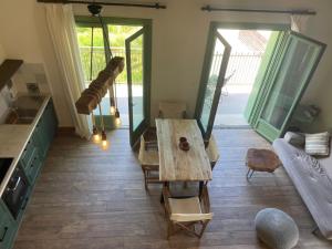 Posezení v ubytování Asos Beachfront Apartment, Center village, 20m Beach - near Myrtos - Fiskardo