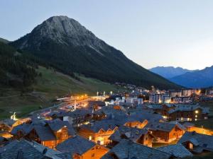 Une petite ville avec une montagne en arrière-plan dans l'établissement Charmant duplex 5 pers. à Montgenèvre avec vue - FR-1-445-29, à Montgenèvre