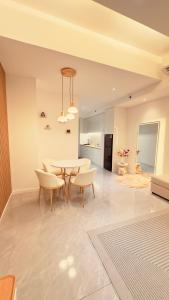 Η κουζίνα ή μικρή κουζίνα στο JL Homez Bay Suites +36 φωτογραφίες