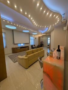 Khu vực ghế ngồi tại Heart Of Downtown Budapest Luxury Condo, Private Spa, Home Cinema, Patio