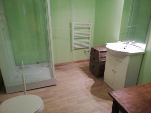une salle de bain avec une douche, des toilettes et un lavabo dans l'établissement La Ferme de Montigny (Gite), à Asnières-en-Bessin 10 autres photos