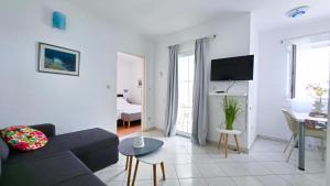 Μια τηλεόραση ή/και κέντρο ψυχαγωγίας στο Beachfront Apartment - Janice Beach Pakoštane - Adults Only