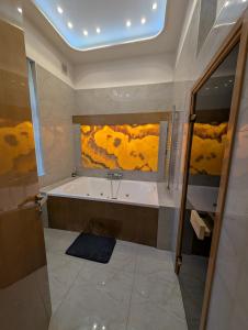 Photo de la galerie de l'établissement Heart Of Downtown Budapest Luxury Condo, Private Spa, Home Cinema, Patio, à Budapest