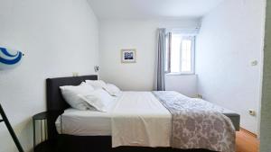 Ένα ή περισσότερα κρεβάτια σε δωμάτιο στο Beachfront Apartment - Janice Beach Pakoštane - Adults Only
