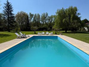 Basen w obiekcie Escapade Romantique en Chalet Nature, Calme et Douceur au Bord de Marne lub w pobliżu