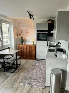 a kitchen with a table and a counter top at Stillvolles Apartment mitten in little Tokyo in Düsseldorf