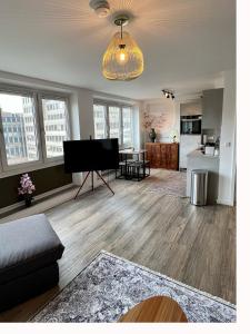 a living room with a couch and a table at Stillvolles Apartment mitten in little Tokyo in Düsseldorf