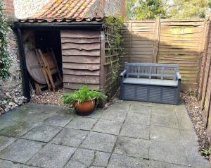 En have udenfor Cobbly Cottage - North Creake