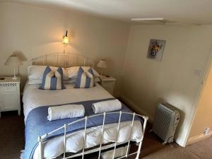 En eller flere senge i et værelse på Cobbly Cottage - North Creake