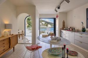 eine Küche mit Tisch und Stühlen in einem Zimmer in der Unterkunft Villa sur la plage Cap Corse in Brando