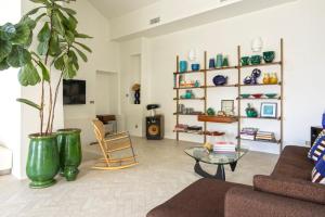 ein Wohnzimmer mit einer Couch und einer Topfpflanze in der Unterkunft Villa sur la plage Cap Corse in Brando