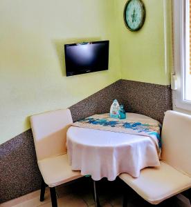 TV a/nebo společenská místnost v ubytování Apartment Lilly in Rijeka with Amazing View + 28 fotografií