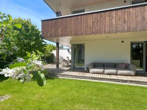 una casa con un divano su un patio di Duo - ONE & TWO, Premium Apartments Seekirchen a Seekirchen am Wallersee