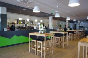Reštaurácia alebo iné gastronomické zariadenie v ubytovaní Hotel Lika Jug + 14 fotografií