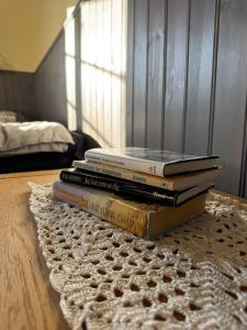 une pile de livres assis au-dessus d'une table dans l'établissement Cottage in quiet natural surroundings, à Ramsjö