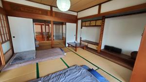 an overhead view of a room with two beds at 一棟貸し 喜瀬しーばなゲストハウス -Traditional House Rent- in Amami