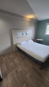 Postel nebo postele na pokoji v ubytování ibis budget Goussainville Charles de Gaulle