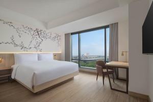 Postel nebo postele na pokoji v ubytování Fairfield by Marriott Bekasi
