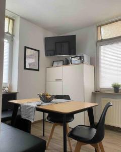 a room with a table and chairs and a kitchen at Zentrale Wohnung für bis zu 5 Gäste in Hockenheim in Hockenheim