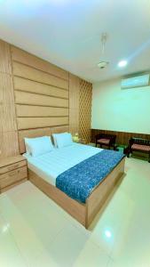 Postel nebo postele na pokoji v ubytování E Town Room Guest House Karachi