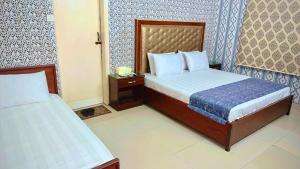 Postel nebo postele na pokoji v ubytování E Town Room Guest House Karachi