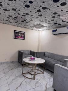 Posezení v ubytování E Town Room Guest House Karachi