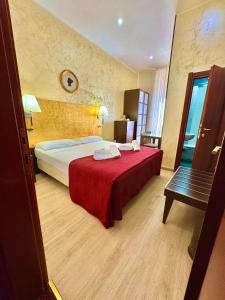 ミラノにあるHotel Fiorella Milanoのホテルルーム ベッド1台(赤い毛布付)