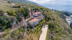 een luchtfoto van een huis op een berg bij Konaci Manastir Sveti Stefan - Ohrid in Ohrid