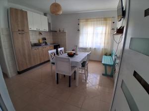 a kitchen and dining room with a table and chairs at Apartment Maestrol in Zastražišće