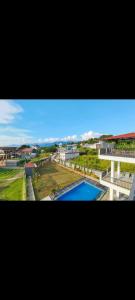 - une vue sur la piscine dans un bâtiment dans l'établissement Villa Istana Fitri, à Situ 2