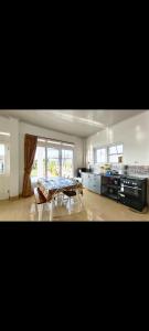 un salon avec une table et une cuisine dans l'établissement Villa Istana Fitri, à Situ 2