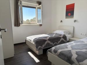 Letto o letti in una camera di Gorgonia Apartments & Suites