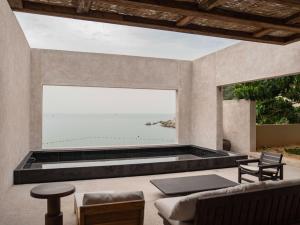 Cette chambre dispose d'une grande fenêtre offrant une vue sur l'océan. dans l'établissement Sanyea You Gan Wan Secluded Resort Hotel-Free Yacht Experience, à Shenzhen 65 autres photos