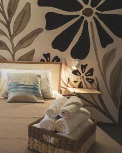 una camera da letto con un letto e un mucchio di asciugamani di Nausicaa Guesthouse a Marsala