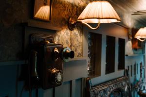 un appareil photo à l'ancienne sur le mur d'une pièce dans l'établissement Sheddington Manor - 2 Bedroom Guest House & Cinema, à Belfast