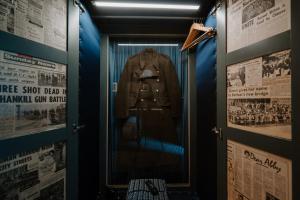 un couloir avec une porte avec un manteau dedans dans l'établissement Sheddington Manor - 2 Bedroom Guest House & Cinema, à Belfast