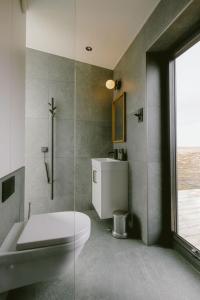A bathroom at Harmony Seljalandsfoss