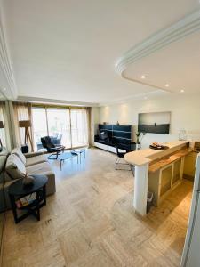 una sala de estar con un sofá y una mesa en GRAND HOTEL Résidence, en Cannes
