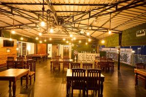 Restaurace v ubytování LA Riqueza Pride Inn # Top Selling # Award Winning Hotel # Mountain View Rooms # Close to Lakshman Jhula & Ganga Ghat # Parking on site + 89 fotografií