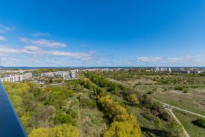 eine Luftansicht auf eine Stadt mit Bäumen und Gebäuden in der Unterkunft Grand Apartments - Horizon in Danzig