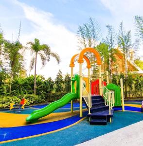 ein Spielplatz mit Rutsche in einem Park in der Unterkunft Mesatierra Garden Residence 2005 in Davao City
