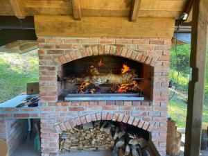 a brick oven with a log inside of it at Kuća za odmor Foresta in Ladvenjak