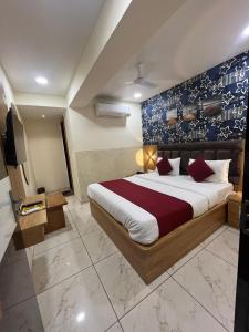 Postel nebo postele na pokoji v ubytování Hotel Mahaveer